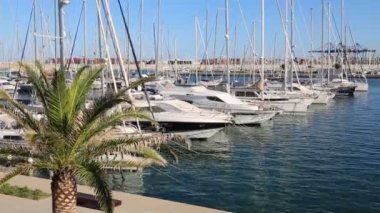 Valencia, İspanya-20 Haziran, 2018: Valencia, İspanya 'da güneşli yaz gününde şehir limanının demirli yatlar ve Yelkenli İskelesi