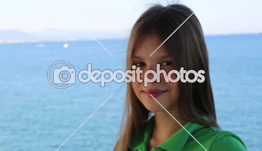 Deniz limanında model kılığına girmiş genç bir kız. Seçili odak.