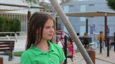 Ergen kız oyun alanında açık oynuyor