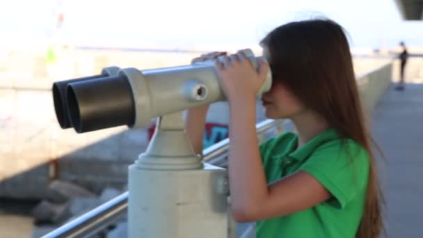 Jong Meisje Met Verrekijker Voor Sightseeing — Stockvideo