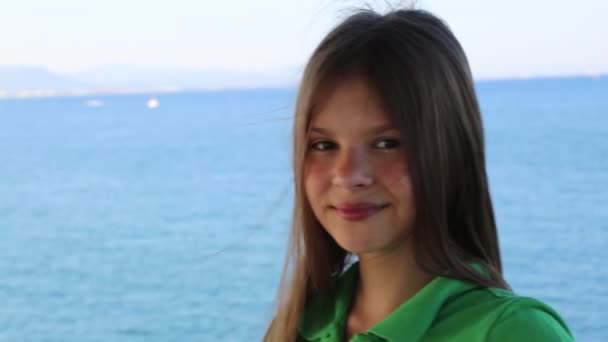 Chica Adolescente Haciéndose Pasar Por Modelo Sobre Puerto Marítimo Enfoque — Vídeos de Stock