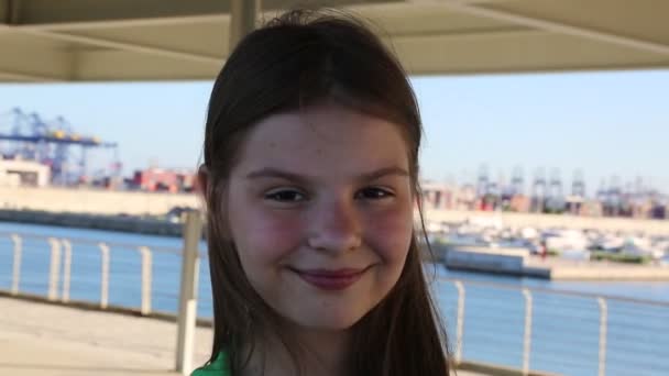 Девочка Подросток Изображает Модель Над Морским Портом Выбранный Фокус — стоковое видео