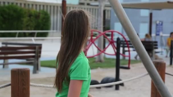 十代の少女は 遊び場で屋外で遊んでいる — ストック動画