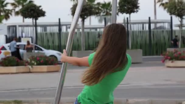 Teenie Mädchen Spielt Draußen Auf Dem Spielplatz — Stockvideo