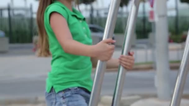 Adolescente Chica Está Jugando Aire Libre Patio Recreo — Vídeos de Stock