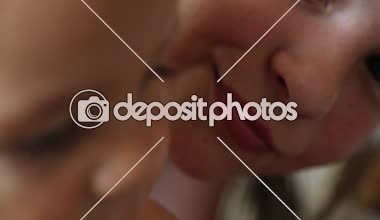 seçilmiş odak küçük oğlan ve genç kız gülümsüyor