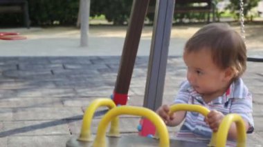 Küçük çocuk açık oynuyor