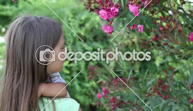 Küçük oğlan ve genç kız parkta oynuyorlar.