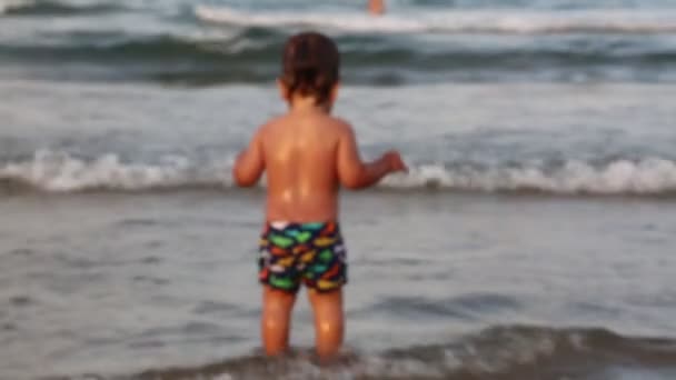 赤ちゃん男の子屋外夏の肖像画上の海 — ストック動画