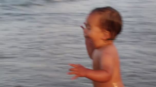 海の上で幸せを感じる美しい女性と男の子 — ストック動画