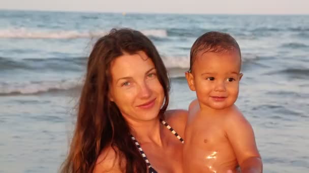 美丽的女人和小男孩在海上感到快乐 — 图库视频影像