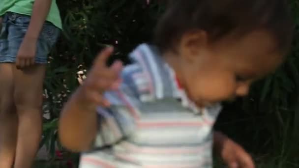 Μωρό Αγόρι Τρέχει Έξω Στο Πάρκο — Αρχείο Βίντεο