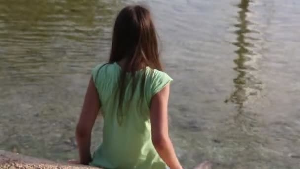 Schöne Junge Mädchen Sitzt Der Nähe Des Flusses — Stockvideo