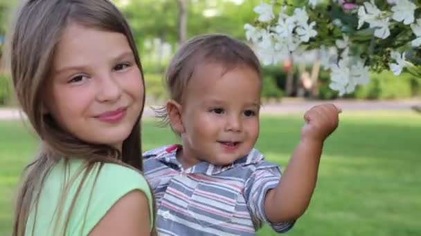 Kleine Jongen Jong Meisje Spelen Buiten Park — Stockvideo