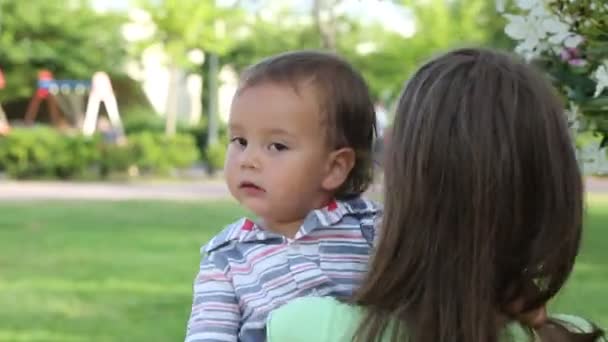 公園で屋外で遊んでいる男の子と女の子 — ストック動画