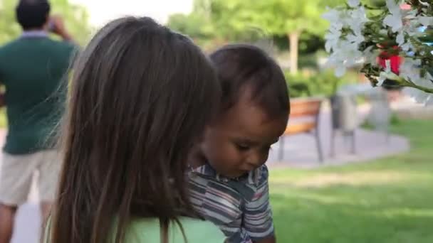 小男孩和小女孩在公园外面玩耍 — 图库视频影像