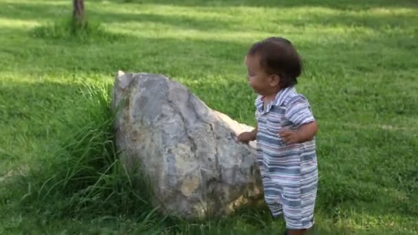 Kleine Jongen Jong Meisje Spelen Buiten Park — Stockvideo