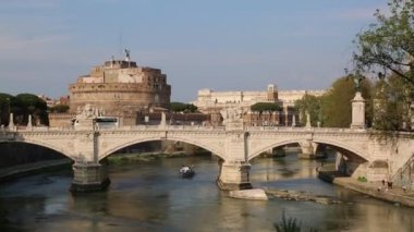 Antik Castel ve Ponte Sant'Angelo, Roma, İtalya'nın manzarası. Güneşli bir günde doğal manzara. Tiber Nehri'nin dolgusu. 