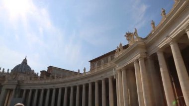 Vatikan'daki St.Peter Meydanı'ndaki heykeller, Roma, İtalya.
