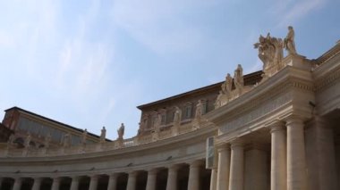 Vatikan'daki St.Peter Meydanı'ndaki heykeller, Roma, İtalya.