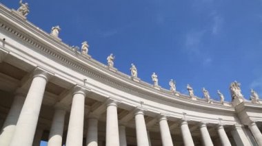 Vatikan'daki St.Peter Meydanı'ndaki heykeller, Roma, İtalya.