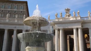 Vatikan'daki St.Peter Meydanı'ndaki heykeller, Roma, İtalya.