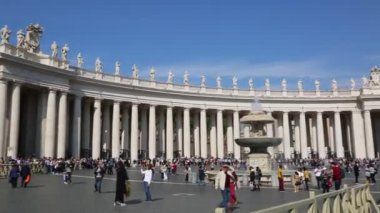 Vatikan, Roma, İtalya - 18 Nisan 2019: Turistler Roma, İtalya'daki St.Peter Bazilikası ve Vatikan meydanlarını ziyaret etti.