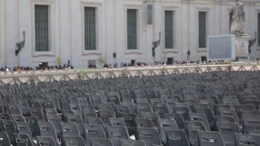 Roma, İtalya - 18 Nisan 2019: Turistler Roma, İtalya'daki St.Peter Bazilikası ve Vatikan meydanlarını ziyaret etti.