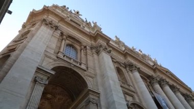 Vatikan'daki St.Peter Meydanı'ndaki heykeller, Roma, İtalya.