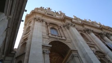 Vatikan'daki St.Peter Meydanı'ndaki heykeller, Roma, İtalya.