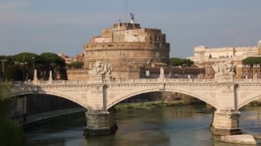 Antik Castel ve Ponte Sant'Angelo, Roma, İtalya'nın manzarası. Güneşli bir günde doğal manzara. Tiber Nehri'nin dolgusu