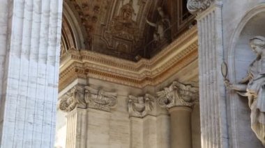 Vatikan'daki St.Peter Meydanı'ndaki heykeller, Roma, İtalya.