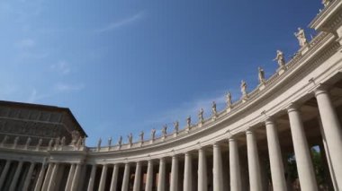 Vatikan'daki St.Peter Meydanı'ndaki heykeller, Roma, İtalya.