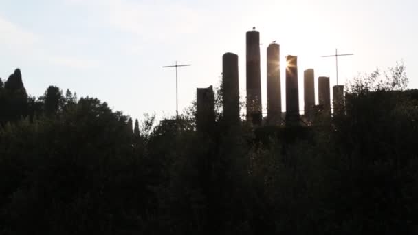 イタリア ローマのコロッセオ近くの信じられないほどの夕日の間に街のシルエット — ストック動画