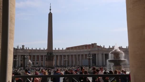 Vatikanstaten Rom Italien April 2019 Turister Besöker Peterskyrkan Och Vatikantorget — Stockvideo