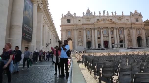 意大利罗马 2019年4月18日 游客参观意大利罗马圣彼得大教堂和梵蒂冈广场 — 图库视频影像