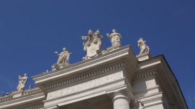 Vatikan'daki St.Peter Meydanı'ndaki heykeller, Roma, İtalya.