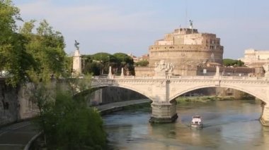 Antik Castel ve Ponte Sant'Angelo, Roma, İtalya'nın manzarası. Güneşli bir günde doğal manzara. Tiber Nehri'nin dolgusu.