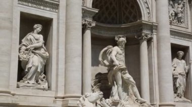 Roma, İtalya - 18 Nisan 2019: Ünlü Trevi Çeşmesi (Fontana di Trevi) ve Piazza Trevi, Roma civarındaki insanlar. Dahili 1762, Nicola Salvi tarafından tasarlanan.