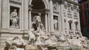 Roma, İtalya - 18 Nisan 2019: Ünlü Trevi Çeşmesi (Fontana di Trevi) ve Piazza Trevi, Roma civarındaki insanlar. Dahili 1762, Nicola Salvi tarafından tasarlanan.