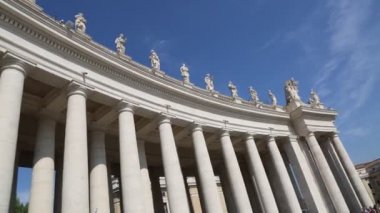 Vatikan, Roma, İtalya - 18 Nisan 2019: Turistler Roma, İtalya'daki St.Peter Bazilikası ve Vatikan meydanlarını ziyaret etti.