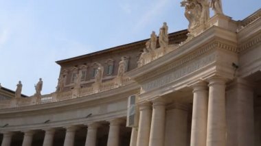 Vatikan'daki St.Peter Meydanı'ndaki heykeller, Roma, İtalya.