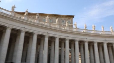 Vatikan, Roma, İtalya - 18 Nisan 2019: Turistler Roma, İtalya'daki St.Peter Bazilikası ve Vatikan meydanlarını ziyaret etti.