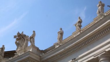 Vatikan'daki St.Peter Meydanı'ndaki heykeller, Roma, İtalya.