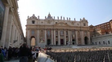 Vatikan, Roma, İtalya - 18 Nisan 2019: Turistler Roma, İtalya'daki St.Peter Bazilikası ve Vatikan meydanlarını ziyaret etti.