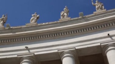 Vatikan'daki St.Peter Meydanı'ndaki heykeller, Roma, İtalya.