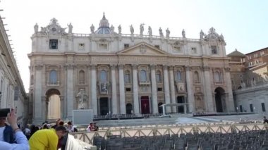 Vatikan, Roma, İtalya - 18 Nisan 2019: Turistler Roma, İtalya'daki St.Peter Bazilikası ve Vatikan meydanlarını ziyaret etti.