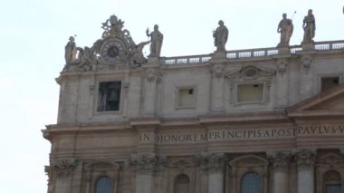 Vatikan'daki St.Peter Meydanı'ndaki heykeller, Roma, İtalya.