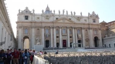Vatikan, Roma, İtalya - 18 Nisan 2019: Turistler Roma, İtalya'daki St.Peter Bazilikası ve Vatikan meydanlarını ziyaret etti.