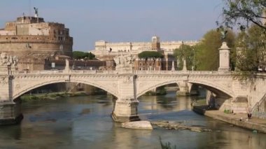 Antik Castel ve Ponte Sant'Angelo, Roma, İtalya'nın manzarası. Güneşli bir günde doğal manzara. Tiber Nehri'nin dolgusu
